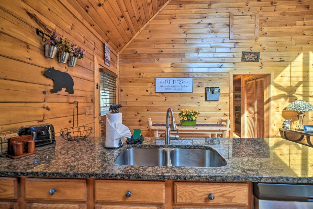 Inviting Sevierville Cabin With Deck And Hot Tub! Eksteriør bilde